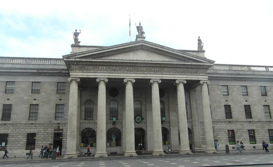 Die klassizistische Fassade des GPO