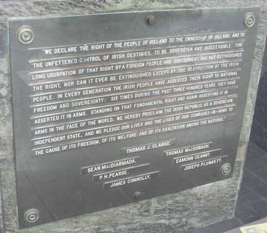 Ein Ausschnitt der Proklamation der Irischen Republik im Schaufenster des GPO