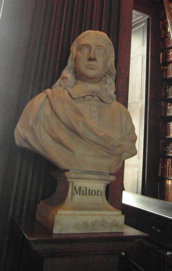 Entlang des Gangs stehen Marmorbüsten wichtiger Autoren