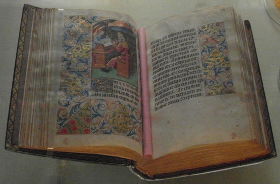 In Vitrinen sind weitere wunderschöne Codices und Manuskripte ausgestellt. Hier ein Stundenbuch aus dem 15. Jahrhundert.