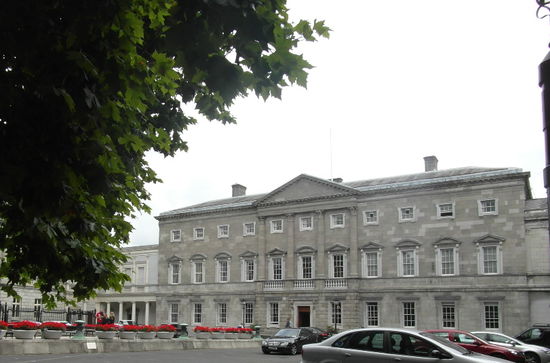 Neben dem Museum befindet sich das Leinster House, in dem das irische Parlament tagt