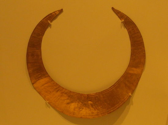 Eine Lunula, wahrscheinlich als Halsschmutz getragen, aber ganz sicher ist das nicht.