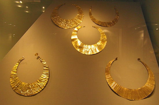 Weitere Lunulae, die wegen ihrer mondartigen Sichelform so genannt werden