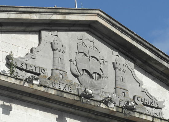 Das Stadtmotto am Gebäude der Harbour Commissioners