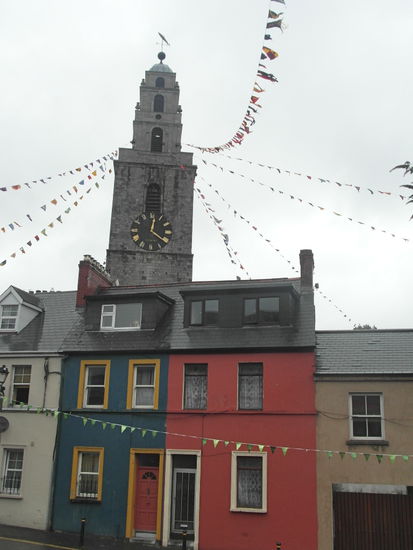 St Anne's Church mit typischen Häuschen davor