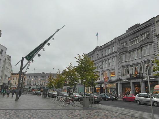 In der St Patrick's Street, wo die großen eleganten Kaufhäuser stehen