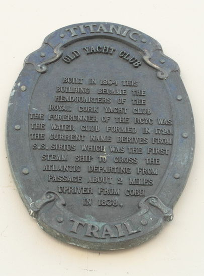 An vielen Gebäuden findet man die Plaketten des Titanic Trails, die erklären, welche Funktionen diese Gebäude zur Zeit der Titanic hatten