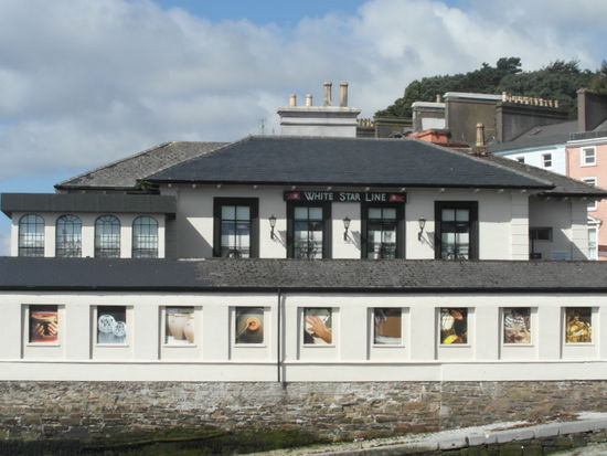 Das originale White Star Line-Gebäude am Hafen, letzte Station der Passagiere, bevor sie in die kleinen Boote stiegen, die sie zur Titanic brachten.