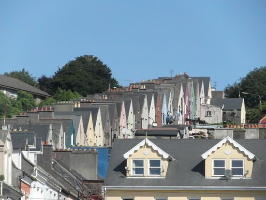 Cóbh ist von steilen Hügeln umgeben, und bunte Straßenzüge führen hinauf