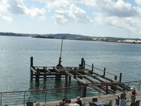 Der alte Steg, von dem aus die Boote bestiegen wurden. Das Wasser war hier viel zu flach für die Titanic, so dass sie weiter draußen ankerte.