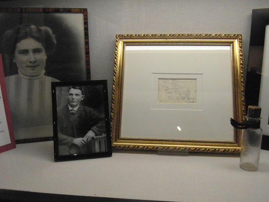 Titanic Memorabilia: Jeremiah Burke verschickte einen kurzen Abschiedsbrief in einem Weihwasserfläschchen als Flaschenpost, die tatsächlich einige Zeit später an der irischen Küste gefunden wurde