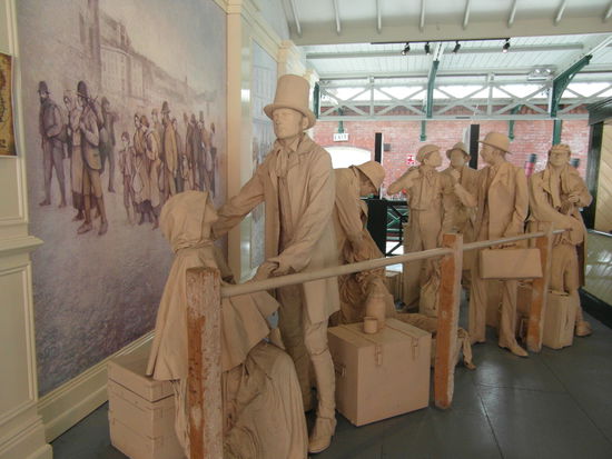 Im Eingangsbereich der Queenstown Story - lange Schlangen von Migranten, wie sie jahrhundertelang Irland verließen