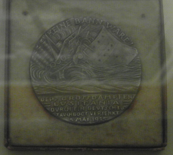 Eine deutsche Medaille, die 1915 gegossen wurde, um den Untergang der Lusitania zu feiern... Ohne Worte!