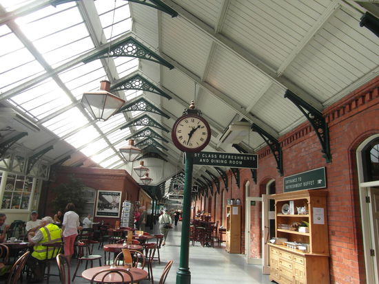 In der ehemaligen Bahnhofshalle