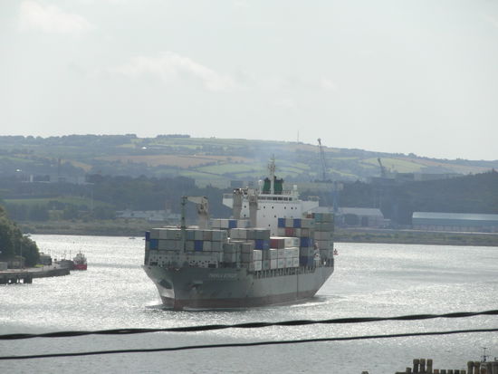 Von hier aus hat man einen Ausblick über den Eingang des Hafens, und genau jetzt sahen wir ein riesiges Frachtschiff einlaufen - beeindruckend! Die Häuser der Stadt sahen wie kleine Zwerge aus, als das gewaltige Schiff vorbeifuhr.