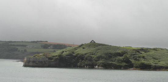 Blick auf James Fort - ein weiteres Fort auf der gegenüberliegenden Hafenseite, das aber fast vollkommen verfallen ist
