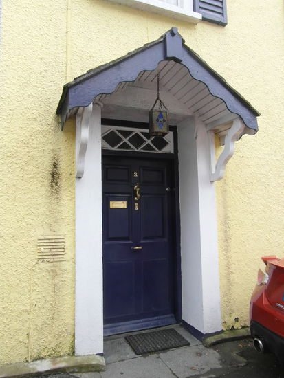 Der Weg führt auch durch das winzige Örtchen Summercove mit kleinen bunten Häuschen.