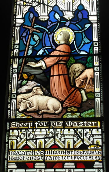 Buntglasfenster mit einer Darstellung St Patricks