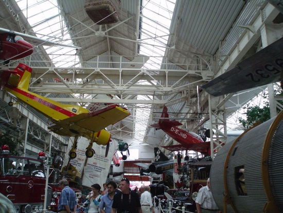 Weiter ging es in einige große Hallen, die vollgestopft sind mit alten Flugzeugen und Autos. Das war nun typisch Technikmuseum! Wir liefen eher schnell durch, da das nicht so ganz unser Interessengebiet war.