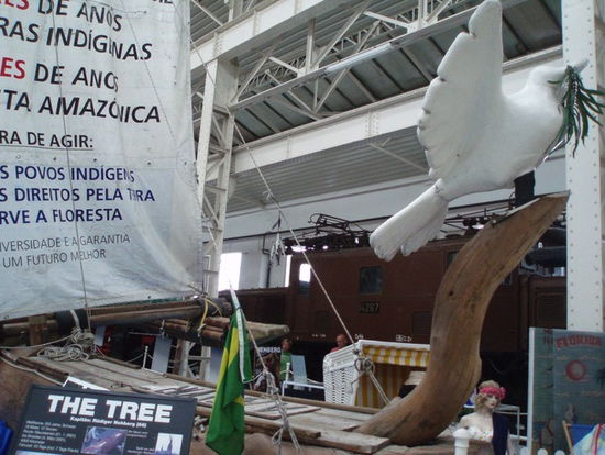 The Tree - auf diesem selbstgebauten Floß überquerte Rüdiger Rehberg im Jahr 2000 den Atlantik, um auf das Schicksal der Yamomami-Indianer aufmerksam zu machen
