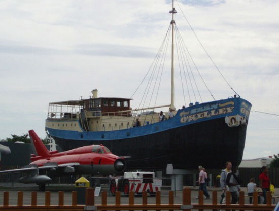 Die Familie verließ das Boot 1998 und zog nach Schloss Gymnich, 2004 verkauften sie es an das Technikmuseum und es wurde den Rhein entlang hierher gebracht. Ein ganz schön schwieriges Unterfangen!