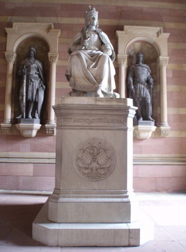 Im Paradies befindet sich eine Statur von Rudolf von Habsburg