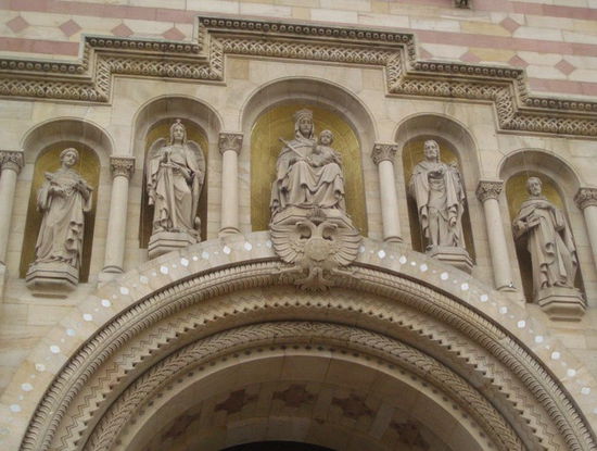 Das Westportal mit den Schutzheiligen des Doms: Die Jungfrau Maria, der Erzengel Michael, St Stephanus, Bernard von Clairvaux and Johannes der Täufer.