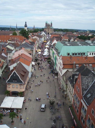 Vom Altpörtel aus erkennt man die Architektur der Stadt: Die Maximilianstraße führt vom Stadttor zum Dom. Auf dieser Prachtstraße konnten früher die Kaiser prachtvoll in ihre Stadt einziehen.