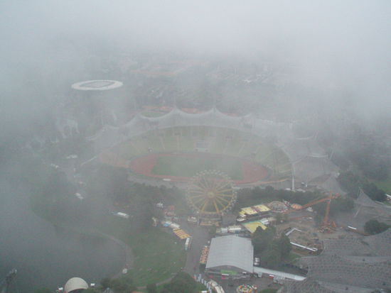 Das Olympiastadion unter Wolken