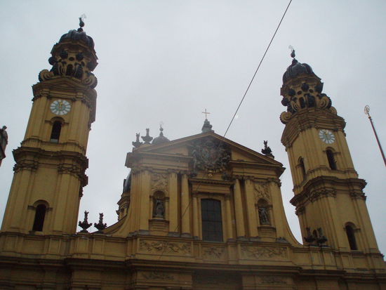 Die Theatinerkirche St. Cajetan befindet sich am Odeonsplatz und wurde von 1663 bis 1768 gebaut. Sie war eine der ersten barocken Kirchen Bayerns.