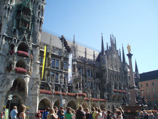 Rechts sieht man die Mariensäule von 1638.