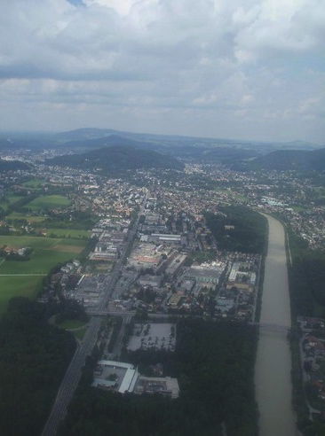 Die Salzach, die Nordstadt, und im Hintergrund der Kapuzinerberg