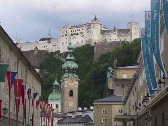 Blick auf die Festspielhäuser, den Turm von St Peter und oben die Festung