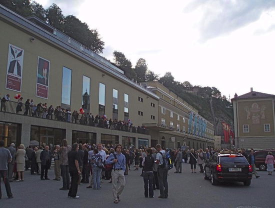 Wir waren zur Zeit der berühmten Salzburger Festspiele hier, und so war es noch voller als sonst, aber auch ein bisschen glamouröser! Hier sieht man das Große Festspielhaus