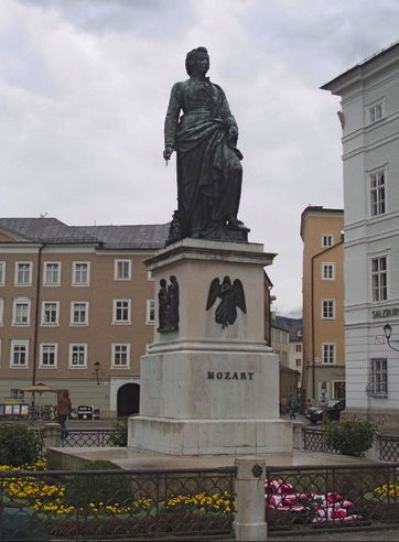 Mozartdenkmal auf dem Mozartplatz