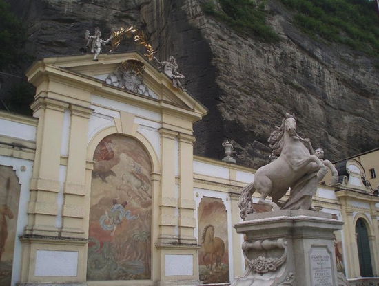 Eine meiner liebsten Sehenswürdigkeiten in Salzburg: Die wunderschöne Pferdeschwemme!
Sie gehörte früher zum Hofmarstall und war also ein Bad für die Pferde des Hofes. Ich war fasziniert von der Harmonie des gesamten Bau- und Kunstwerks!