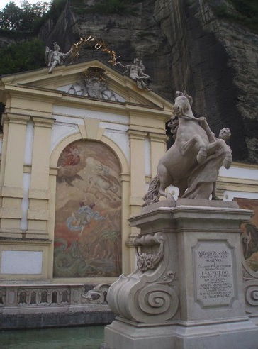 Die Statur vorn stellt den Monarchen als Pferdebändiger und somit als Bändiger des Staates dar. Das zentrale Gemälde zeigt Bellorophontes, der auf dem geflügelten Pferd Pegasus zum Olymp reitet.