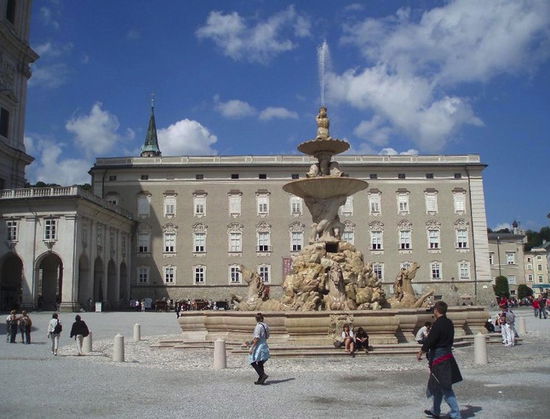 Der Residenzplatz mit dem Residenzbrunnen von 1661