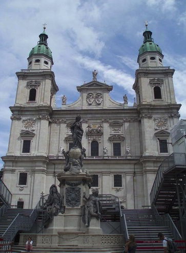 Die Fassade des Doms - davor befindet sich die Festspielbühne wo der Jedermann aufgeführt wird