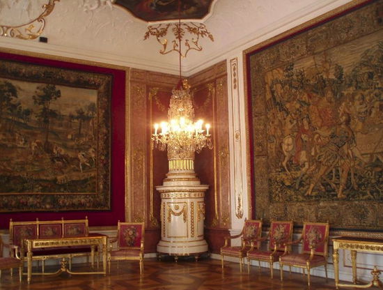 Es gibt viele luxuriöse Räume, z.B. auch einen Raum, in dem Mozart als Kind auftrat, und natürlich die privaten Gemächer der Fürstbischöfe