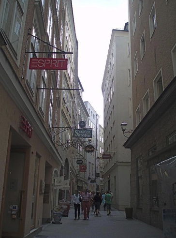 Weiter geht es durch die Judengasse, eine kleine Straße westlich der Getreidegasse. Im Mittelalter befand sich hier das jüdische Viertel.