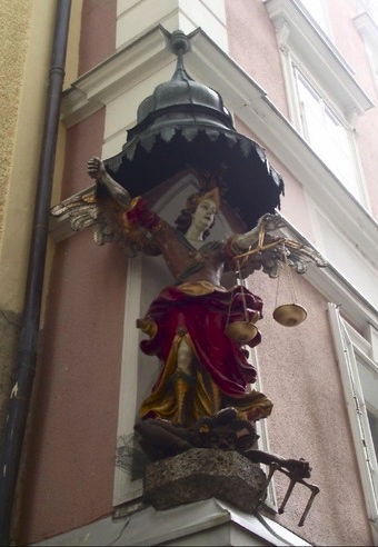 In der Judengasse gibt es auch viele Souvernirläden, aber insgesamt ist diese Straße viel authentischer als die Getreidegasse, und es gibt einige interessante Details, wie diese Figur an einer Hausecke