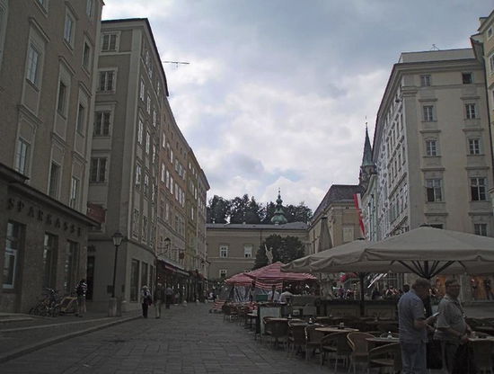 Der Alte Markt ist Salzburgs ältester Platz und wird von eleganten Bürgerhäusern umrahmt. Hier machten wir noch eine kleine Getränkepause, um uns vom Herumlaufen zu erholen.