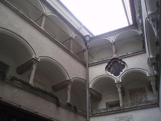 Der Innenhof des Schatz-Durchhauses
