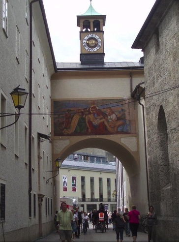 Die hübsche Gasse wurde nach Sigmund Haffner benannt, der zur Zeit Mozarts Bürgermeister von Salzburg war