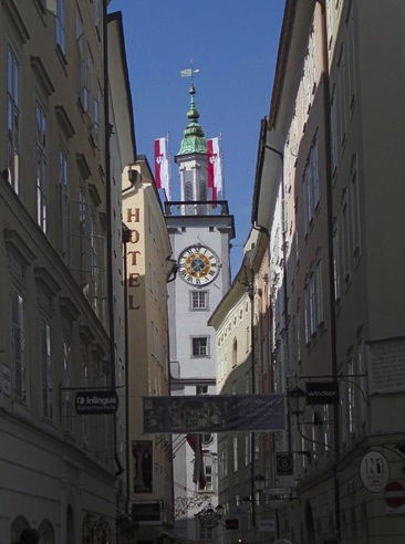 Der Turm des schönen Rokoko-Rathauses