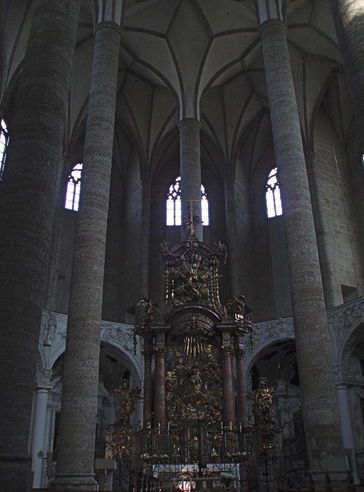 Gotik (Spitzbögen), Romanik (Rundbögen) und Barock (Schnörkel und Gold) vereint...