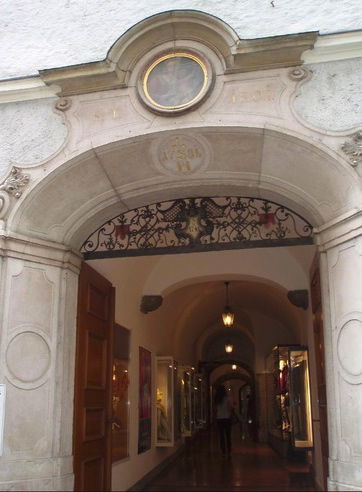 In der Haffnergasse 6 befindet sich das schöne Rokoko-Haus von Salome Alt, der Mätresse des Fürstbischofs, der einst den Dom bauen ließ. Sie gebar ihm 15 Kinder und später ließ er das Schloss Mirabell für sie bauen. Das Schloss schauten wir uns später noch an.