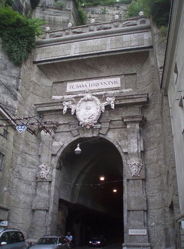 Das Siegmundstor (auch Neutor genannt) aus dem 18. Jahrhundert ist der Eingang zu einem Tunnel durch den Mönchsberg. Der Tunnel ist immer noch der einzige Weg über den man Salzburg vom Südwesten aus erreichen kann.