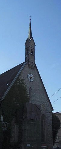 Die Blasiuskirche ist eine der ältesten Kirchen Salzburgs und wurde 1330 von einem medizinischen Orden erbaut, weshalb sie sehr schlicht und einfach ist.